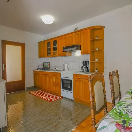Kika B4+1 Apartment *