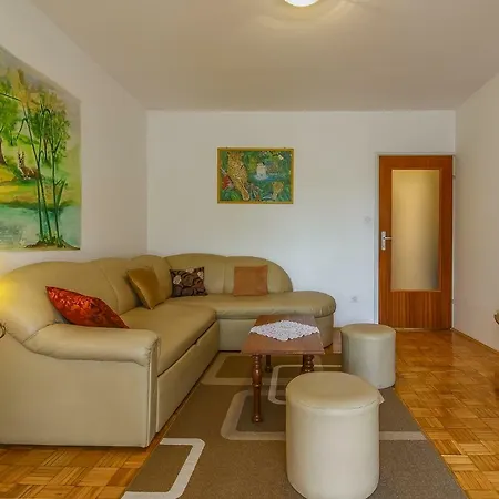Kika B4+1 Apartment Porec